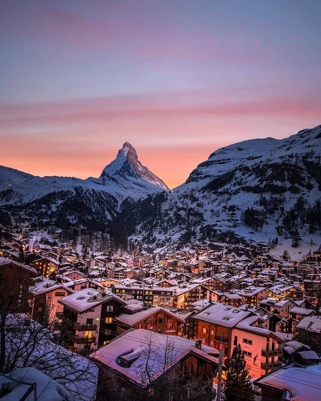 BEAUTIFUL DESTINATIONSさんのインスタグラム写真 - (BEAUTIFUL DESTINATIONSInstagram)「Blue hour in Zermatt! The many 4000+ meter high peaks in the area aw; aways amaze us. Tag a friend that needs to see this! (📸: @davide.anzimanni 📍: Zermatt, Switzerland)」2月22日 22時28分 - beautifuldestinations