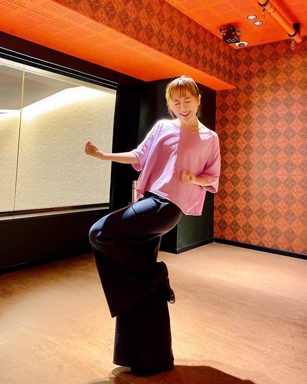 真衣ひなのさんのインスタグラム写真 - (真衣ひなのInstagram)「Dance teaching🕺 メガロスさんのダンスレッスン最終回。 今月は ♪最後のダンス& ♪the entertainer をオリジナルの振付でやっています。 多分相当難易度高い振付になってしまった← のに、皆さん良い顔して踊ってました😆✨ . ライブ開催について、 ここ数日運営と話し合いをしていますが 現段階では、可能な限りの対策をさせて頂き 開催する運びとなっております🙇‍♀️ …プレゼント持って行っても良いですか？ …ドレスコードありますか？ …チケット購入しました！ という質問やご報告を連日頂いており 楽しみにしていて下さるお気持ちにじーん😢 贈り物はお見送りの際受け取れますが 本心から、来て頂けるだけで十分幸せなので どうかお気を遣わないで下さいね☺️ ドレスコードは、気分が上がる服、かな🌸 . #メガロス #レッスンラストだぜぇポーズ #水曜日クラスの方はあと一回 #燃え尽きましょう #ひなの祭りまで１週間 #ＣもＫもどっかいけー #令和２年２月２２日 #ににににー」2月22日 22時29分 - hinano_mai