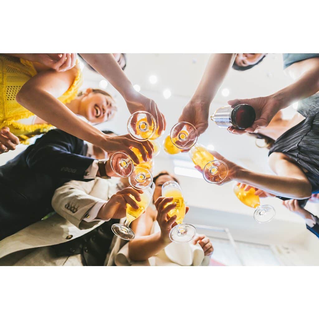 のインスタグラム：「・ ・ 乾杯の瞬間🥂📸✨ ・ ・  #プレ花嫁 #卒花嫁 #卒花 #結婚式 #結婚式準備#ウェディング#花嫁#思い出#ブーケ#ヴィラデマリアージュ越谷レイクタウン#家族#花嫁レポ#カメラ#結婚式場#シャンパン#ウェディングドレス #笑顔#アットホーム#乾杯#フォトスポット#南フランス#wedding#dress#colour#flower#cake#green#happiness#photography #party」