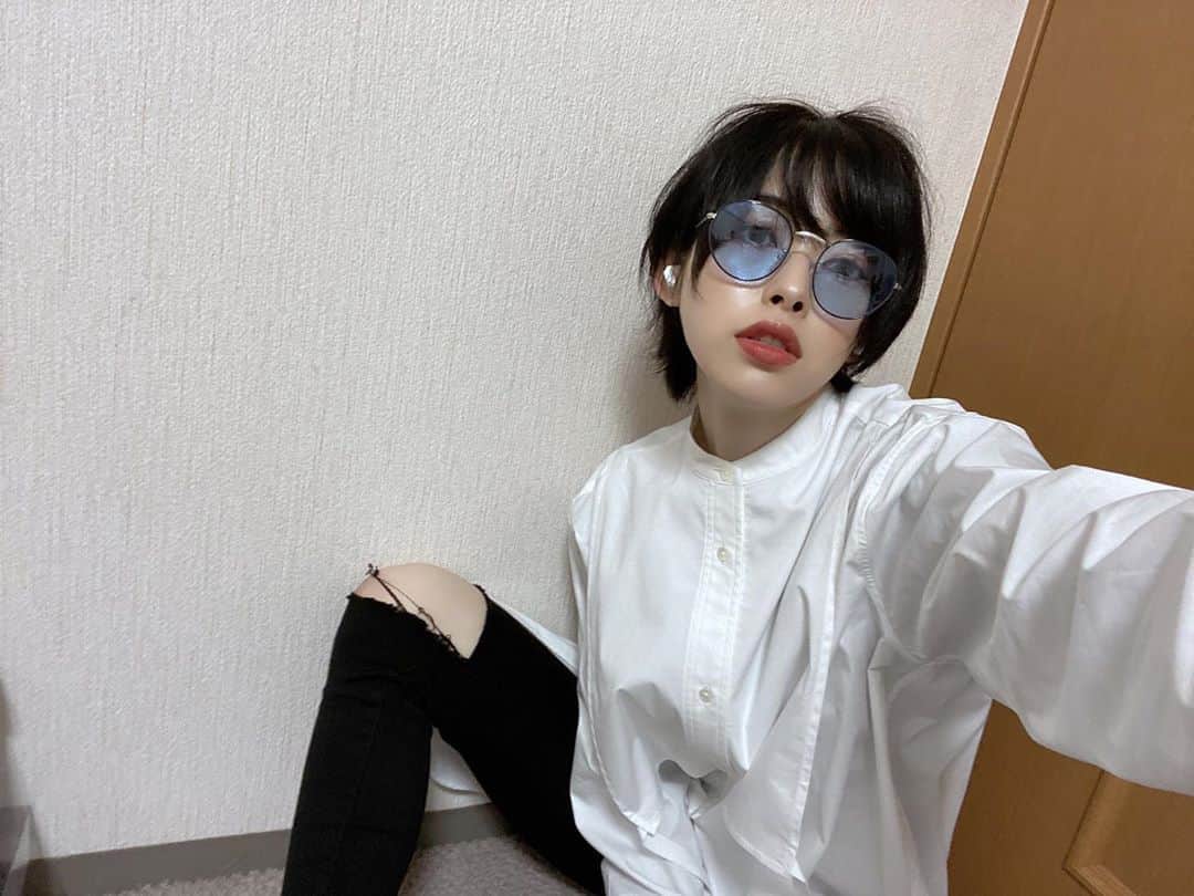 南向いずみさんのインスタグラム写真 南向いずみinstagram 付き合っちゃいけないタイプのバンドマン ジェンダーレス女子 バンドマン マッシュウルフ 黒スキニー 本当は着てもダメなバンドマンみたいな感じにならないはずのブラウス 顔と髪型がもう無理だった