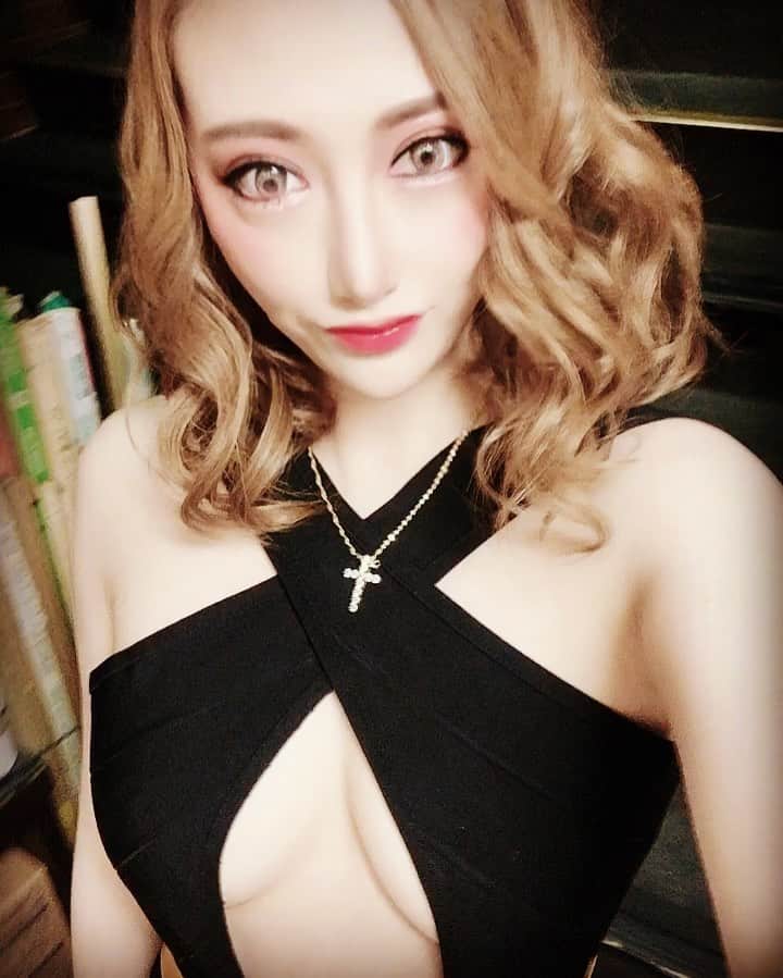 のインスタグラム：「ノーブラドレス💋 人と被らないドレスが好き♡  良い週末を…♡ #歌舞伎町#新宿#キャバ嬢#キャバクラ#gcup#gカップ#リアラ」