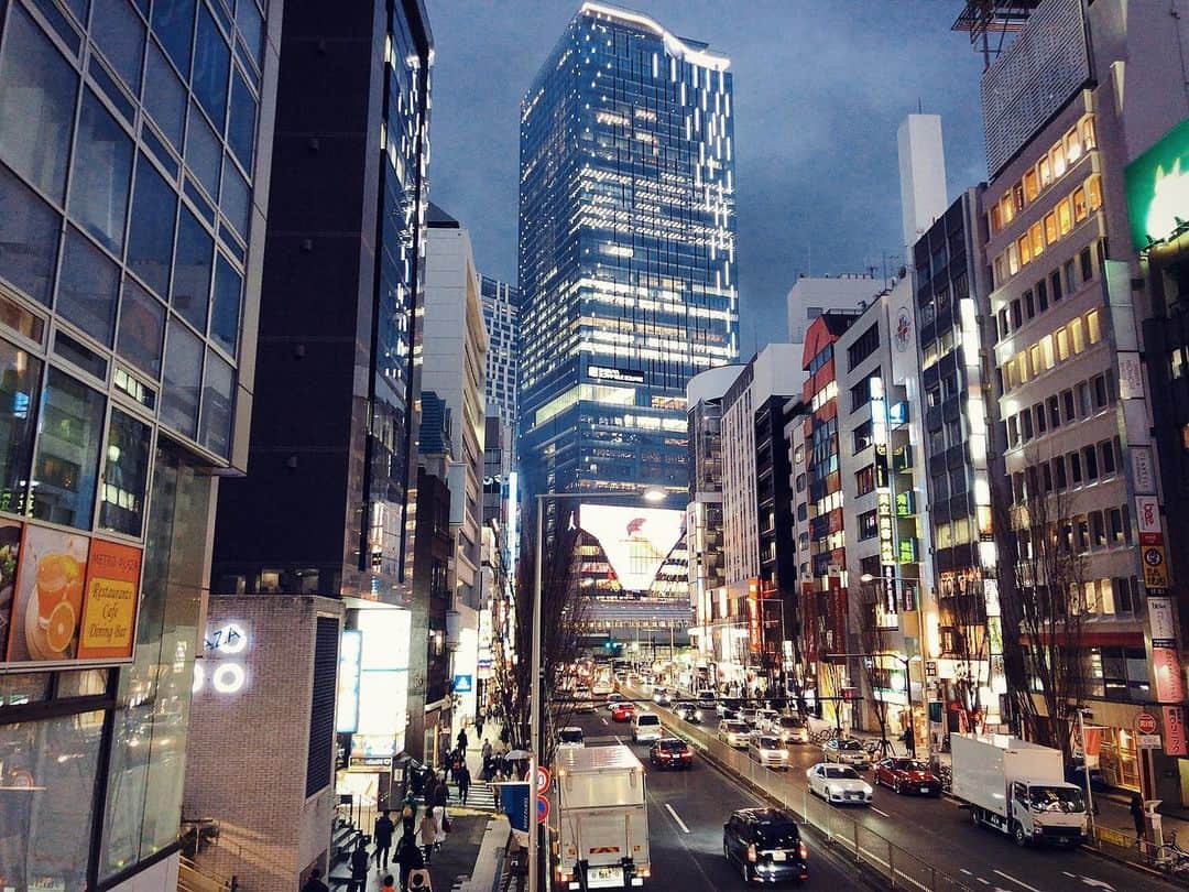 のインスタグラム：「曇り空に溶けそうなビル 光って 綺麗  #渋谷 #みえているもの」