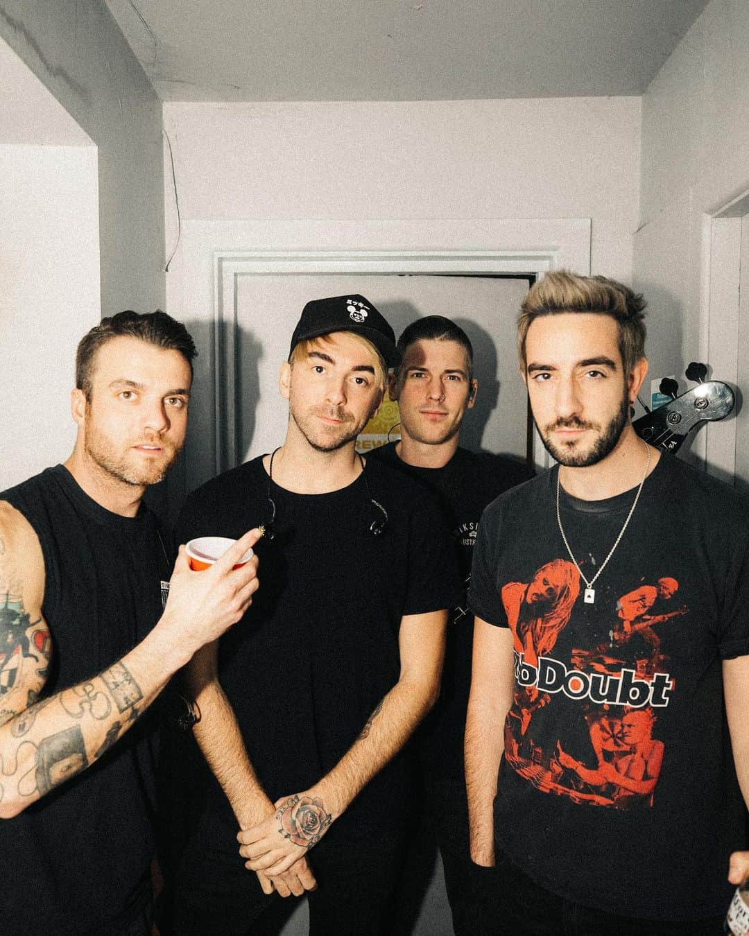 リアン・ドーソンのインスタグラム：「hola hello bonjour. these are my boys. please be nice to them and don’t touch their hair and/or eyebrows. gracias thank you merci.」