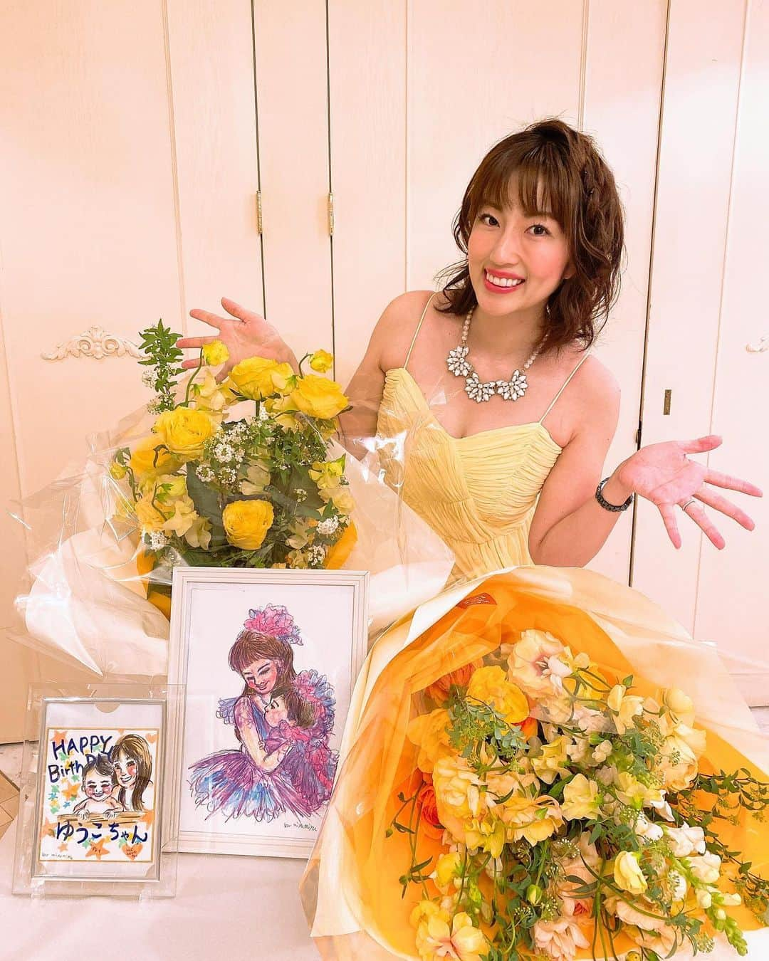 庄司ゆうこさんのインスタグラム写真 - (庄司ゆうこInstagram)「今回の誕生日会も飾り付け可愛かったなぁー😍毎年毎年可愛く飾り付けしてくれて本当に感謝です❣️ そして似顔絵描いてもらったり、花束もたくさん頂き、何より大好きなインストラクターやお客様に囲まれて最高に幸せでした💖 変顔でおなじみのまこりん、いつも幹事ありがとう❣️ #誕生祭#誕生日#お祝い#誕生日会#バースデーパーティー#アンジェパティオ#南平台#変顔#失礼します#今週#寝不足#全力で楽しむ#人生はイベント」2月22日 22時53分 - yuko.shoji