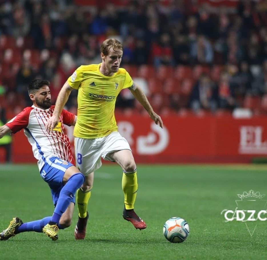 アレハンドロ・フェルナンデス・イグレシアスのインスタグラム：「No queda otra que trabajar, estar unidos y por supuesto confiar en este equipo💛💙」