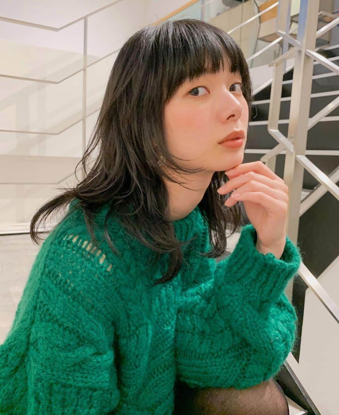 きなりのインスタグラム：「最近のわたし🙋🏻‍♀️ウルフが様になってきたかな〜去年の夏までパッツンロングだったのが懐かしい☺️ ウルフはアレンジしやすいから楽しいな〜💃 ニットは今季１番お気に入りのエウレカニット💪」