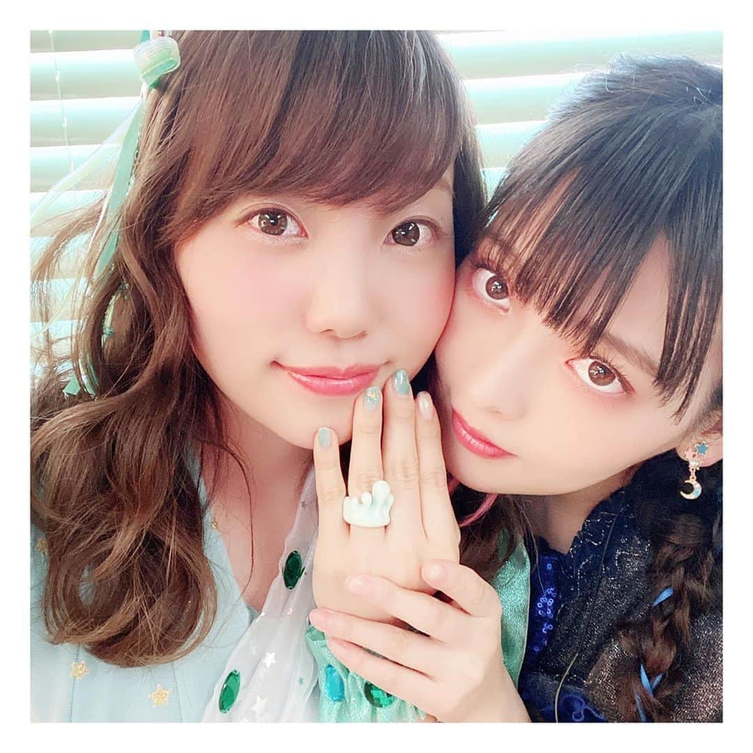 小原好美さんのインスタグラム写真 - (小原好美Instagram)「すみぺから指輪を貰ったルン。 なんと薬指がピッタリだったルン。  うれじぃ。 そしてねこの一年ですみぺと仲良しになれて 小原はとてもとても嬉しいルン。  実はね中野公演はキャストの控え室が分かれていたんだけど、みんなね仲良しだから同じ部屋に集まるのw  みんなで笑いながらはしゃいでるんだよ。 明日も楽しむぞぉ♫  そしてね今日は家族と仲良しのいとこたちが来てくれたんだぁ。 とっても嬉しかったよぉ。  小原にとっても幸せな1日になりました。  みんなもありがとう！ 明日会えるよってみなさん！ 楽しみにしてるね♫  #スタートゥインクルプリキュア  #スタプリ感謝祭 #スタプリ最後だルン #こんな幸せな1日があって良いのでしょうか #みんなありがとうルン」2月22日 22時52分 - konomi_kohara0628