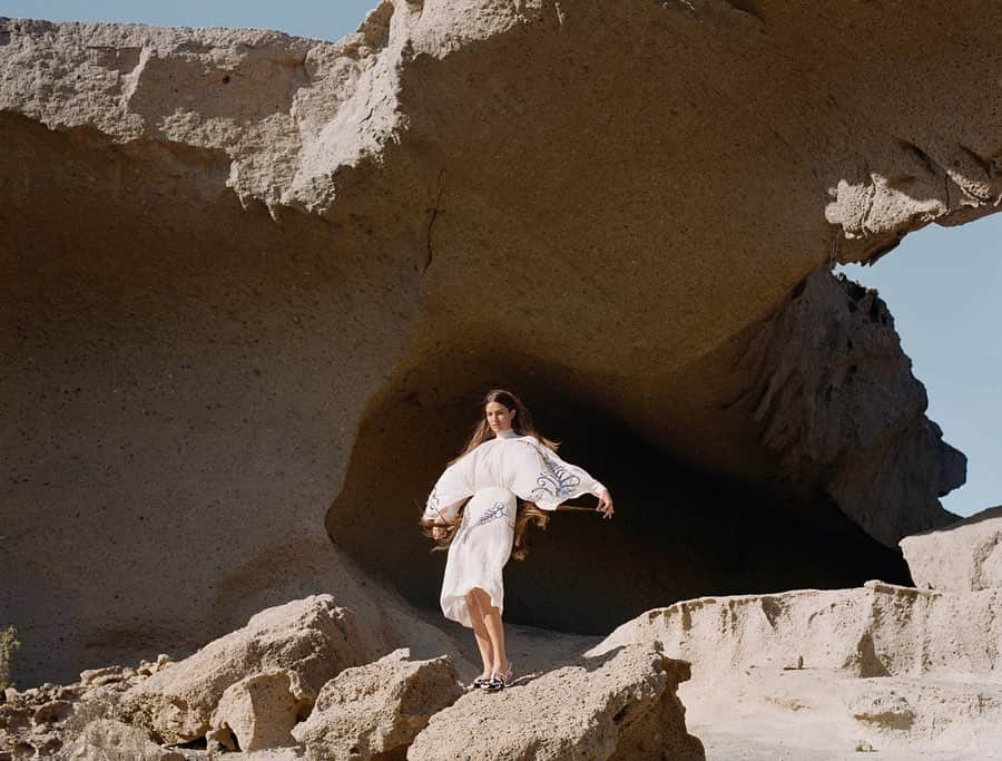 キャメロン・ラッセルのインスタグラム：「@ellefr portfolio includes an extra special collaboration with artist @carlota_guerrero.... I think those of us in fashion can learn so much from her work and the way she uses photography, creative collaboration, and risk to give us alternatives to hierarchy & patriarchy. Thank you dear friend for shooting with us! PHOTO @carlota_guerrero STYLIST @hortensemanga HAIR @sebastienbascle MAKEUP @lilichoimakeup CREATIVE CONSULTANT @ha.w.a PRODUCTION: @soljonasmackinlay @tarifaproductions @javier_galdon @CesárAugustoRodriguezConcep」