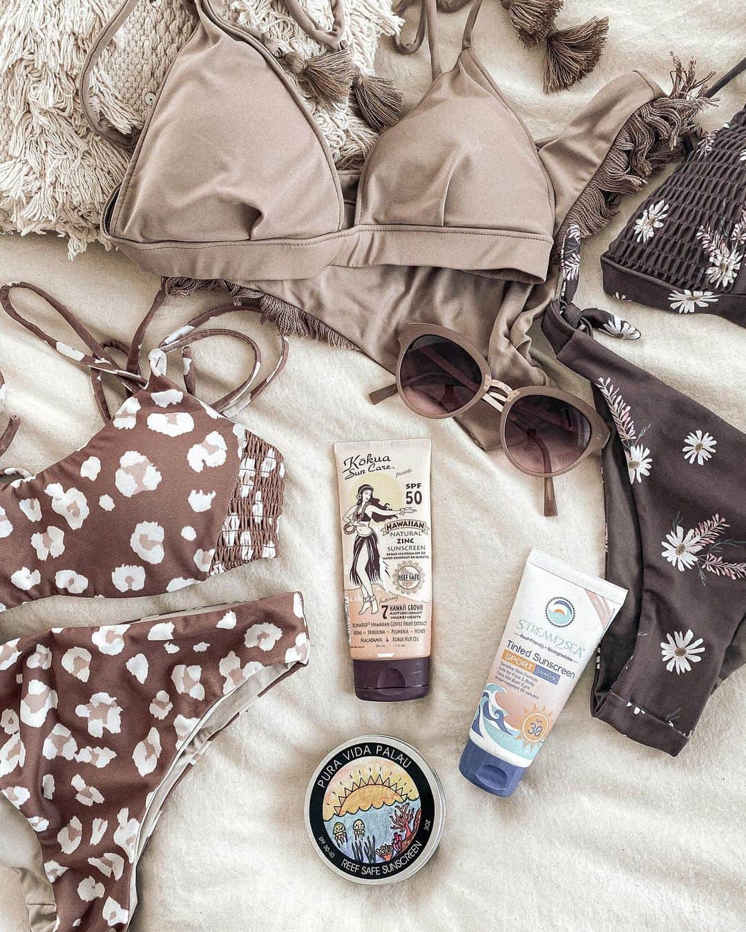 Manamiのインスタグラム：「New Bikinis & Sunscreen🐡 ㅤ 今年も既に可愛い水着をgetして パラオに連れて行ったよ〜🤍 @alexiastam_official @room306contemporary ㅤ それと海に入るなら日焼け止めは絶対に REEF SAFEなものを❕ 何度もインスタでも書いてるけど、 市販で売られている日焼け止めのほとんどには ・オキシベンゾン ・オクチノキサート という化学物質が含まれています。 オキシベンゾンは、たったの1滴で 50mプール6個分の水の量の珊瑚に影響を及ぼしてしまう。 世界的に珊瑚の白化現象が広がっている...。 だから海に入るときは化学物質の含まれない  #reefsafe や #サンゴに優しい日焼け止め と表示されているものを使うようにしたい❕ パラオでは珊瑚に有害な日焼け止めの使用禁止❕ ハワイは2021年から禁止になるけど、 海が好きなら、どことか、いつからとか関係なく 絶対に使いたくないよね😭 もちろん海に入る時はお化粧もしてません🙅🏽‍♀️ 海を壊すのも守れるのも人間🥺 調べれば日本でも手に入るので、 海に入る人で持ってない人はチェックしてみてください✨」