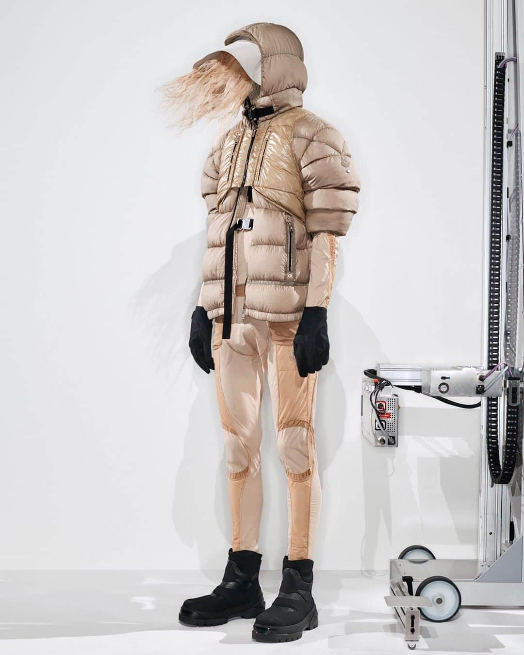 のインスタグラム：「6 MONCLER 1017 ALYX 9SM  An urban study of the mountain  _ #MONCLERGENIUS #MONCLER1017ALYX9SM @alyxstudio @matthewmwilliams  Stylist: @LottaVolkova HMU: @garygillhair  @ingegrognard」
