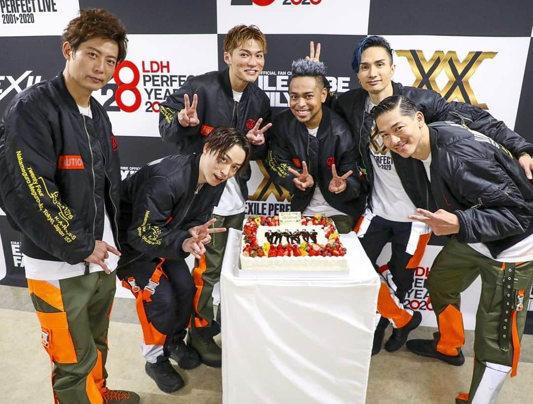 NESMITHさんのインスタグラム写真 - (NESMITHInstagram)「EXILE PERFECT LIVE 2001▶︎2020 大阪Day2‼️ 最高で最幸な時間だったな〜✨ 会場の一体感をとても感じる事が出来て、いつも以上にメンバーもワチャワチャな自然体大解放なライブでした(笑)🤣 そしてEXILE THE SECONDの日という素敵な日にベストアルバムのリリース💿✨ 楽しくて幸せな事が重なり、みんなの表情にもそんな気持ちが溢れまくってます🤣✨ ベストをリリースさせていただき皆さんの声も沢山届いているので、4月からのツアーに向けてもまた気合が入りました🔥‼️ 二次先行抽選予約も始まったので、ぜひご応募いただきライブに足を運んでいただけたら嬉しいです🎉✨ 今日はEXILE THE SECONDメンバー全員での公開録音と収録があるので、みなさんとお会いできるのを楽しみにしています✌️😆✌️ #EXILE #PY #PL #大阪 #京セラドーム #day2 #EXILE_THE_SECOND #THE_BEST #2月22日 #猫の日 #ニャー」2月23日 10時00分 - exile_nesmith_official