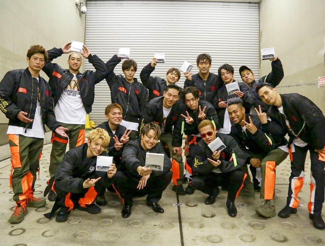 NESMITHさんのインスタグラム写真 - (NESMITHInstagram)「EXILE PERFECT LIVE 2001▶︎2020 大阪Day2‼️ 最高で最幸な時間だったな〜✨ 会場の一体感をとても感じる事が出来て、いつも以上にメンバーもワチャワチャな自然体大解放なライブでした(笑)🤣 そしてEXILE THE SECONDの日という素敵な日にベストアルバムのリリース💿✨ 楽しくて幸せな事が重なり、みんなの表情にもそんな気持ちが溢れまくってます🤣✨ ベストをリリースさせていただき皆さんの声も沢山届いているので、4月からのツアーに向けてもまた気合が入りました🔥‼️ 二次先行抽選予約も始まったので、ぜひご応募いただきライブに足を運んでいただけたら嬉しいです🎉✨ 今日はEXILE THE SECONDメンバー全員での公開録音と収録があるので、みなさんとお会いできるのを楽しみにしています✌️😆✌️ #EXILE #PY #PL #大阪 #京セラドーム #day2 #EXILE_THE_SECOND #THE_BEST #2月22日 #猫の日 #ニャー」2月23日 10時00分 - exile_nesmith_official