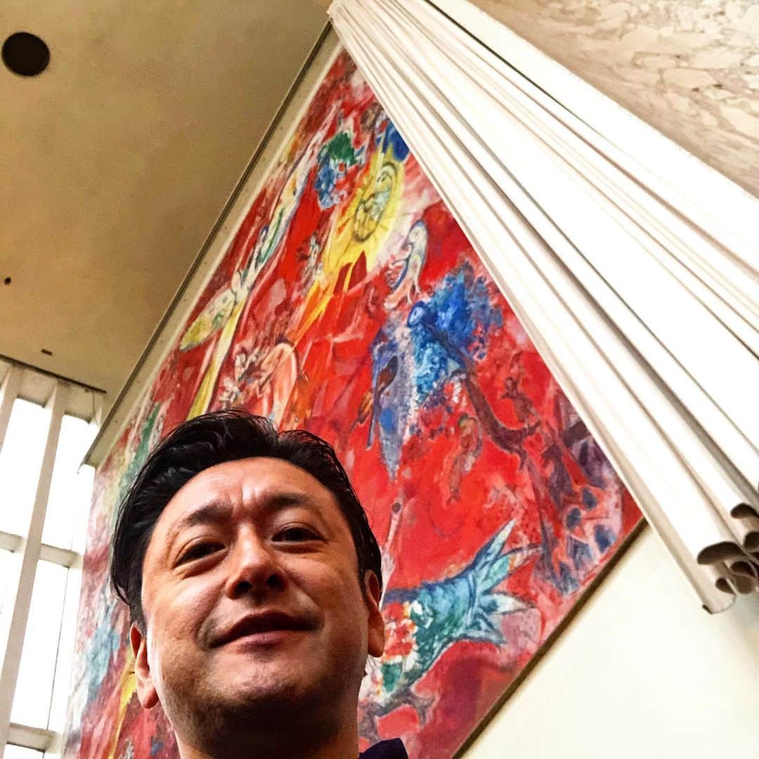 石丸幹二さんのインスタグラム写真 - (石丸幹二Instagram)「#メトロポリタン歌劇場 先月の渡米の際　オペラ観賞 正面に二枚の巨大な #シャガール の巨大壁画　こちらは　#音楽の勝利  この絵の下にドリンクバーがありまして、幕間のシャンパン🍾が美味でした。 #石丸幹二」2月23日 10時02分 - team_kanji_ishimaru