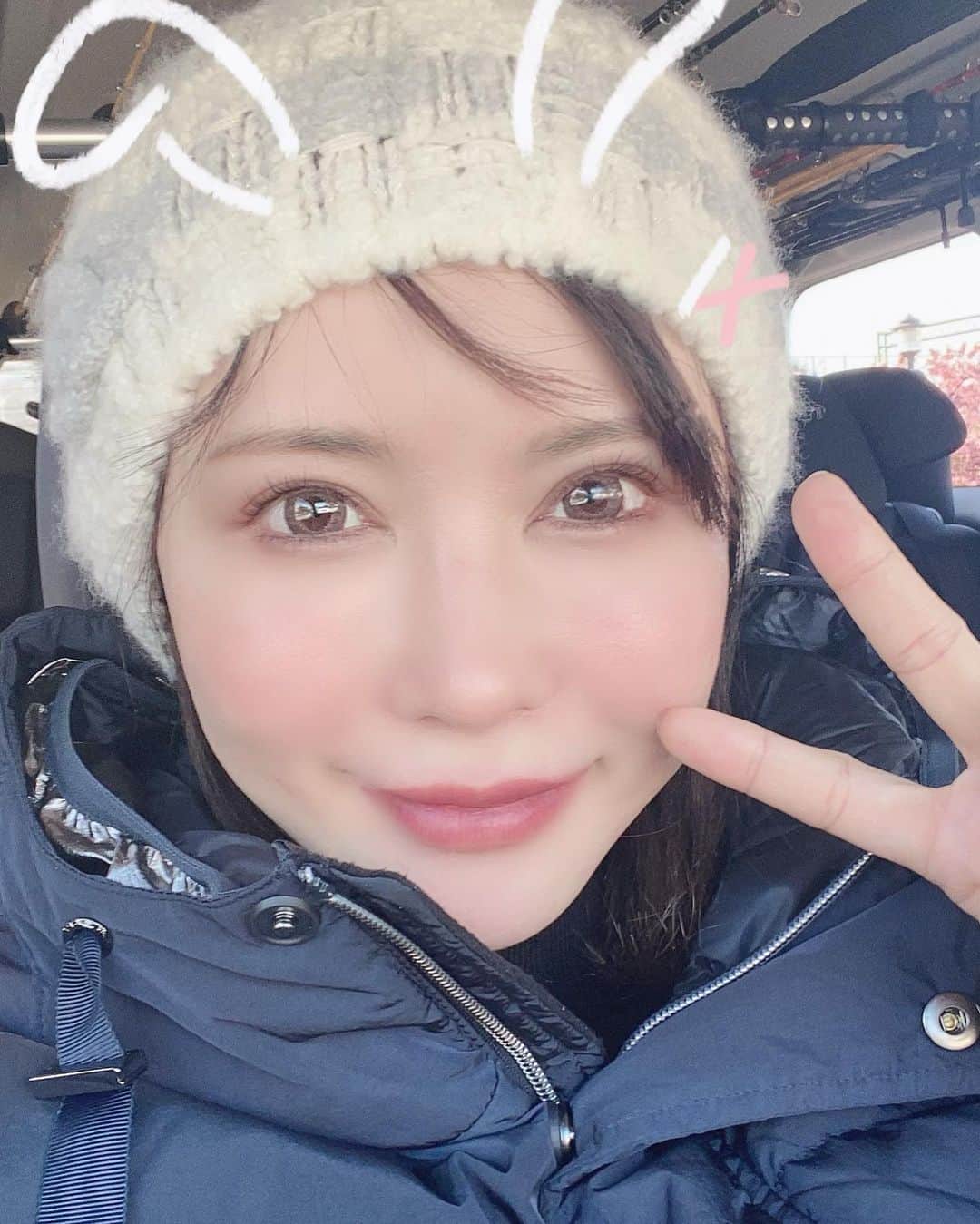 里美ゆりあのインスタグラム：「三連休皆さんは何して過ごされてるのかな？ #連休 #のんびり #やる気スイッチ #下さい #飯田商店 #ラーメン #整理券終了 #ちーん #ぴえん」
