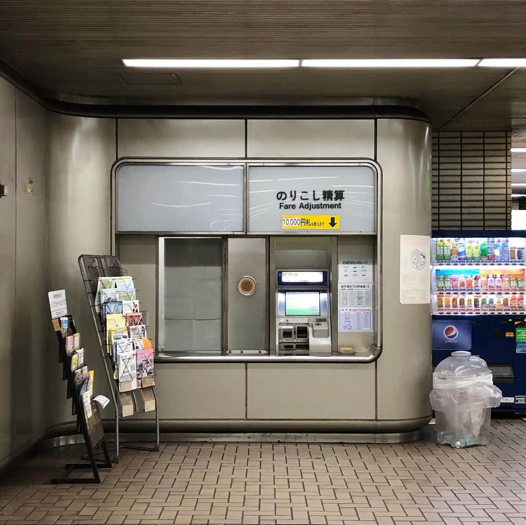 能町みね子さんのインスタグラム写真 - (能町みね子Instagram)「#よい駅 県庁前駅 神戸市営地下鉄/ 神戸市営地下鉄の宇宙船感、シェルター感、たまりませんね」2月23日 8時32分 - nmcmnc