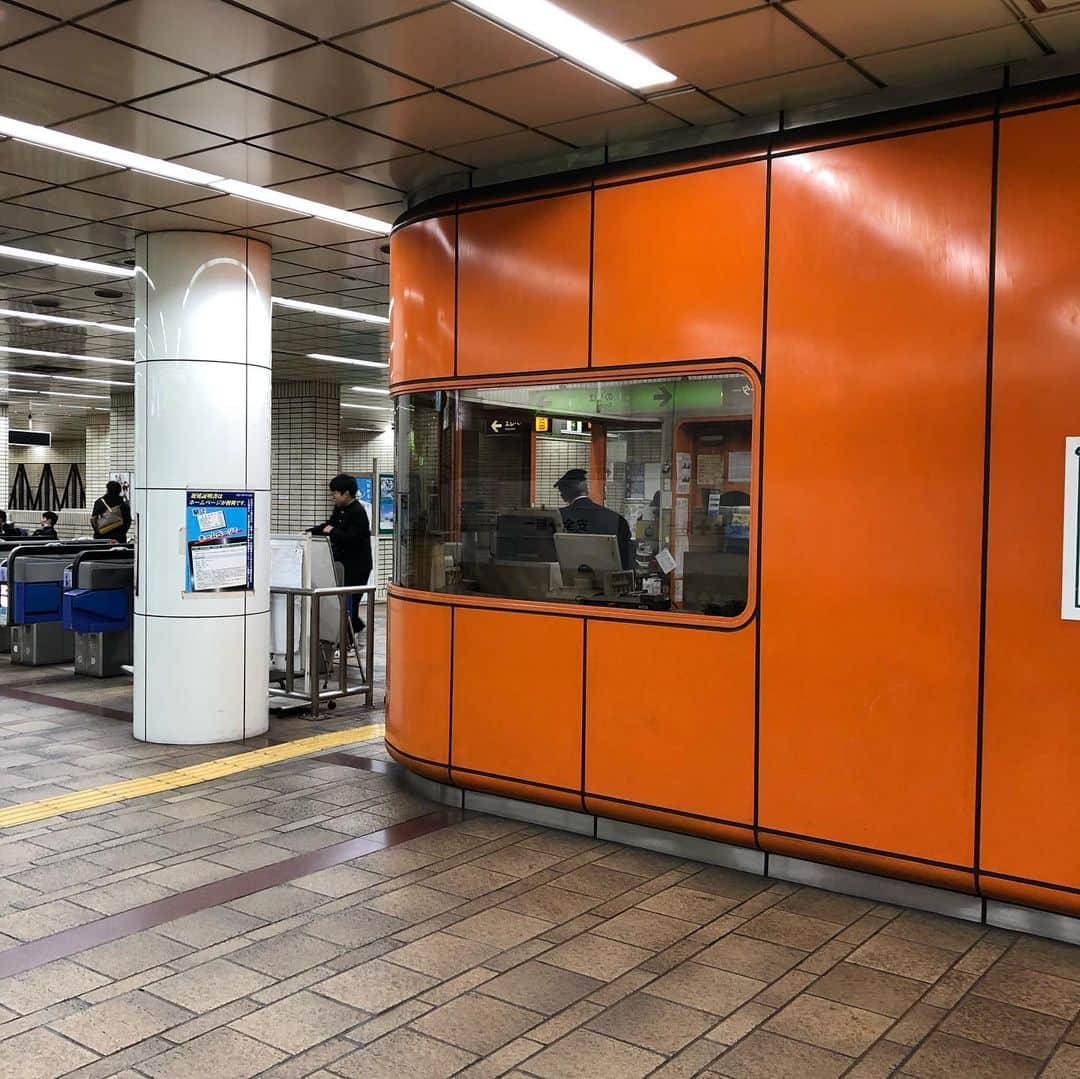 能町みね子さんのインスタグラム写真 - (能町みね子Instagram)「#よい駅 長田駅 神戸市営地下鉄/ 統一的宇宙船デザイン。でも県庁前のほうが好みかな〜」2月23日 8時36分 - nmcmnc