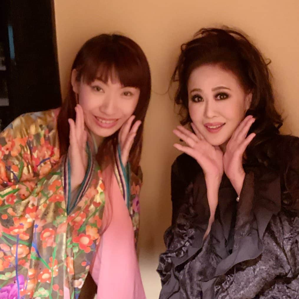 のインスタグラム：「昨日は大好きな #斉藤ルミ子 さんとご一緒でした。 ご覧いただいた皆様、ありがとうございました。 相変わらず、綺麗でチャーミングで優しくて、、憧れています😊 #モノマネ  #松田聖子  #マジック  #荒木巴  #マジシャン  #着物」