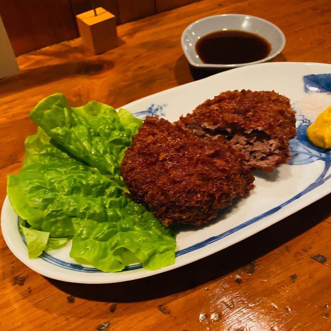 水木一郎さんのインスタグラム写真 - (水木一郎Instagram)「何年ぶりに食べたかな〜？懐かしいメンチカツの味。ちょっと焦げたぐらいに揚げた衣がグッド！そして初めて食べたイカ入りおまんじゅう。美味しいメニューも豊富だZ! #dinner #メンチカツ #イカ入りまんじゅう #水木一郎」2月23日 8時42分 - ichiromizuki