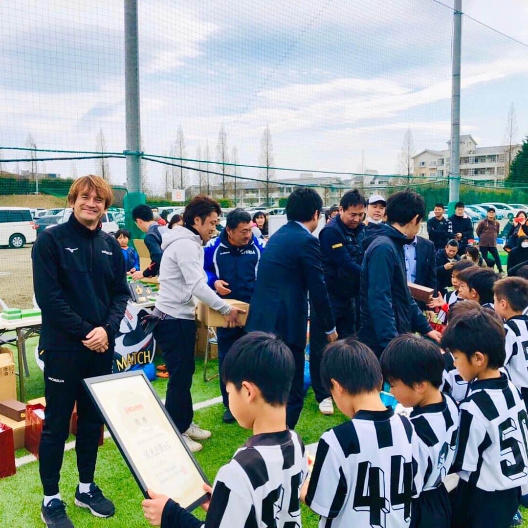 カレン・ロバートさんのインスタグラム写真 - (カレン・ロバートInstagram)「人生初の私の冠大会✨第1回カレンロバート杯✨を印西のロバスポにて行わせていただきました🤡❤️ 味噌ラーメンで有名な田所商店様様様の驚異的な協賛のおかげでド派手な大会となりました🤩 とにかく景品の数がやんばーで選手達では運べないほど😫うける🤡 来てくださったチームの皆さま、協力してくださった関係者の皆さま、そして田所商店様様様🥺🙌 素敵な大会にしていただきありがとうございました😭✨✨✨ #カレンロバート杯#田所商店#味噌ラーメン#ロバスポ#印西#サッカー#感謝#ローヴァーズ#ミズノ#始球式#飛ぶカレンロバート #うける#素敵な笑顔#うける」2月23日 8時42分 - bobby201608