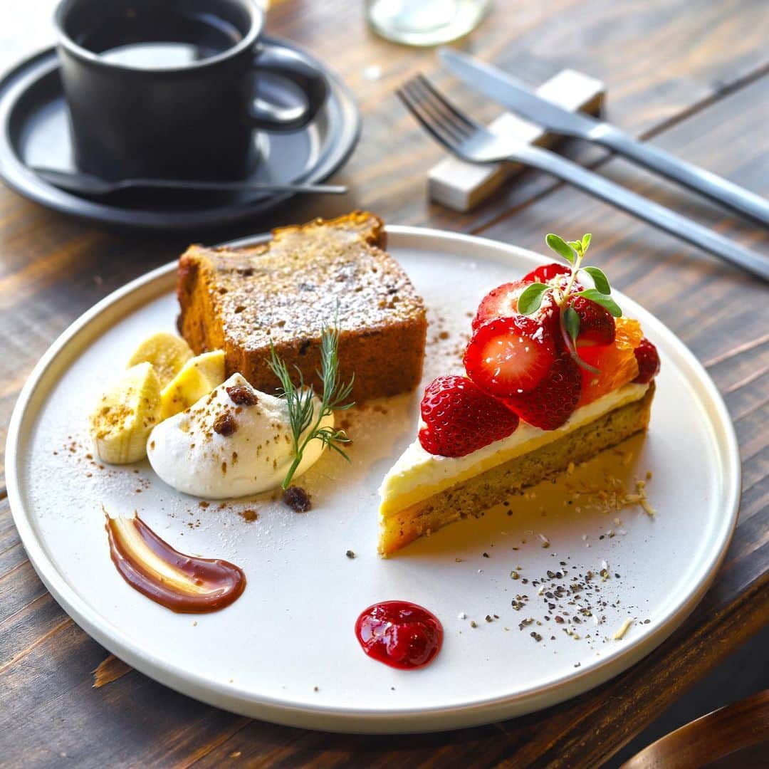 のインスタグラム：「. .  nichinichi bake @nichinichi_bake  いちごと柑橘のタルト と 完熟バナナのバターケーキ。  相も変わらず 視線泥棒なケーキたち。  #nichinichibake #sweets#osaka #osakasweets」