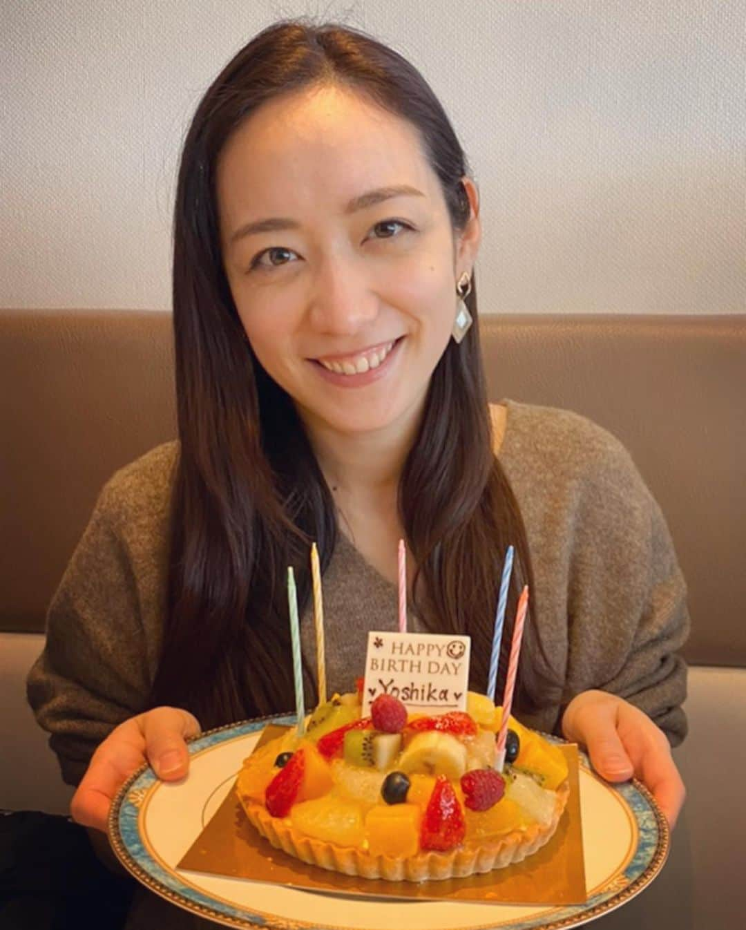 我謝レイラニさんのインスタグラム写真 - (我謝レイラニInstagram)「ありがたーーーい😭😭😭 もう誕生日過ぎてるのに、、美女達がお祝いしてくれた🥰 @ayakiguchi @akiyama_rina @maki_aizawa0414 ありがとう♡ #35歳 今までよりもキラキラ楽しく充実した毎日を過ごせるように精力的に頑張る(๑•̀ㅂ•́)و✧笑」2月23日 8時47分 - leila___ni