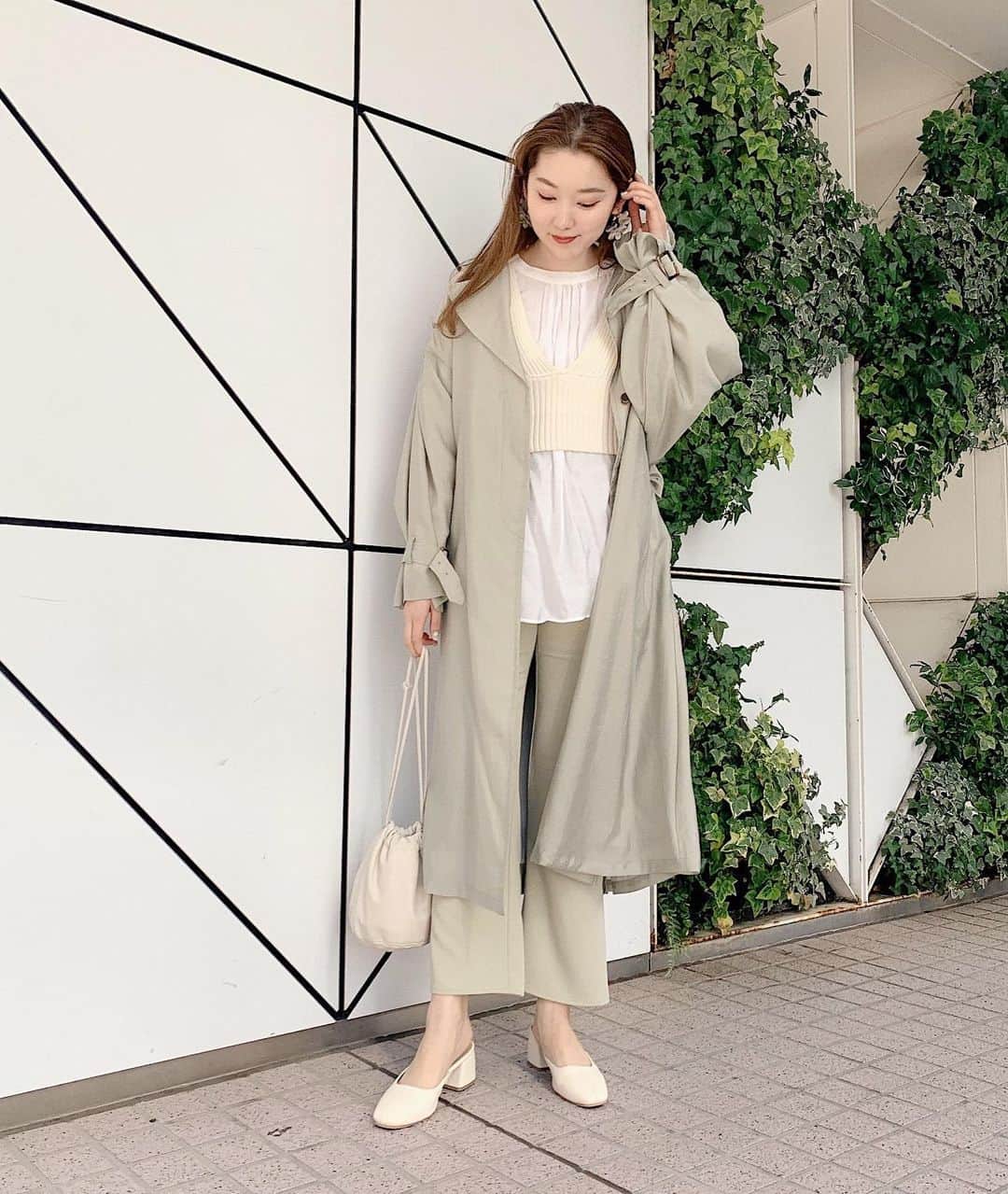 mina hinokuchiのインスタグラム：「. ミントコーデ🌱 ロングのスプリングコートも欲しかったから 珍しいミント色のコートをget🍀 後ろがプリーツになってる所もめちゃ可愛い♡♡ . #whoswhochico #salonbychico #フーズフーチコ #チコ #mina_chicode #chico_春アウター　#ニットベスト付ブラウスSET」