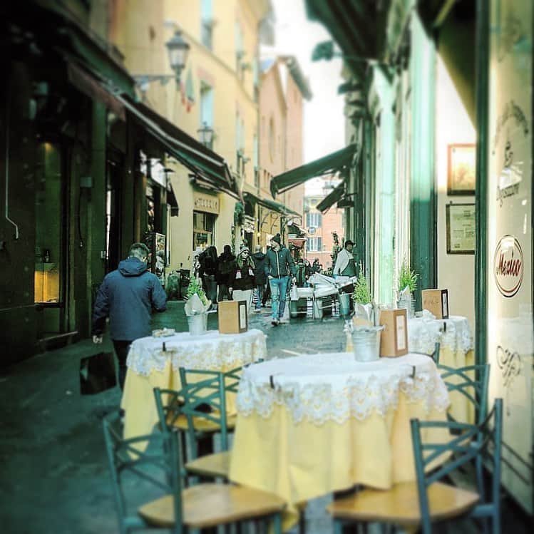 エマニュエル・ベアールのインスタグラム：「The streets of #bologna happy and lucky to have seen this once in my Life ... it’s such a beautiful city ...everything is moving .. streets churches people... and the Food !!!! Pastries !!!! #pasta !!! 🙏🏻🙏🏻🙏🏻#luckyme  It’s here where we end our theatrical adventure which will have lasted 8 months... tomorrow will be thé very last one 😢Je suis heureuse d’avoir vu cette ville , tout est très émouvant.. les rues les églises les gens ... la nourriture !!! Les pâtes les pâtisseries !!! C’est un très beau moment dans ma vie ... c’est ici demain que nous terminons notre aventure théâtrale qui aura duré 8 mois !!!😥 ... #buenanote」