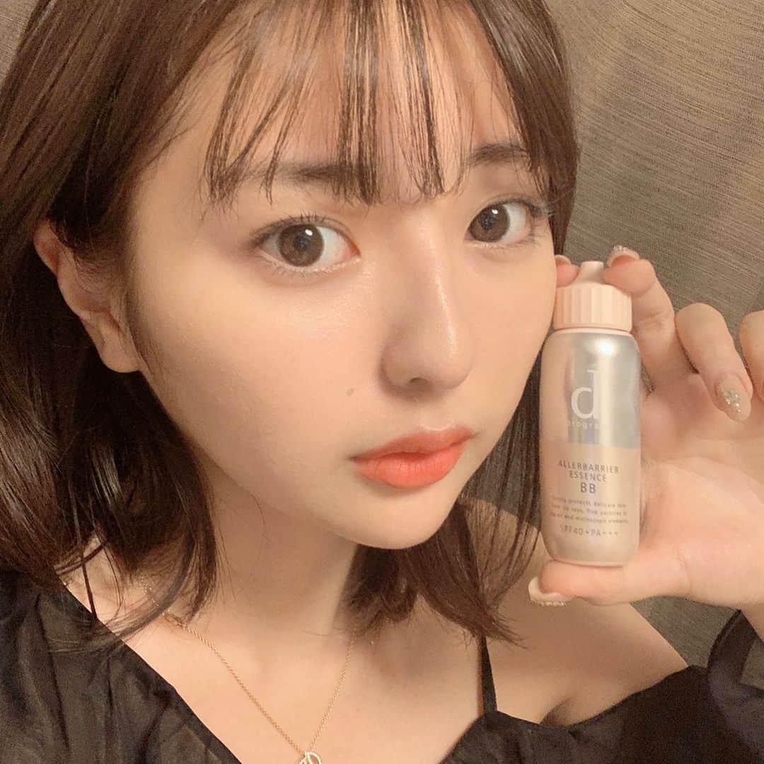 萩原うららさんのインスタグラム写真 - (萩原うららInstagram)「もうすぐ花粉の季節だね😭わたしは敏感肌なので、マスクや花粉にやられて肌荒れしてしまいます…🤧 ⠀ そんな季節におすすめなのが　dプログラム　@dprogram_ofc のアレルバリア エッセンス BB🙆‍♀️ ⠀ ・花粉やほこりで肌悩みが気になる方 ・紫外線からも肌を守りたい方 ・1本でベースメイクを仕上げたい方 ⠀  におすすめのBBだよ！下地としても使うことができるよ〜🥺ファンデーションがフィットしてキレイに仕上がるからカバー力が気になる人は手持ちのファンデと合わせて使うのがいいかも！ ⠀ 私はマスクする前提で崩れてもなおしやすいように、肌に少しづつ置いてからうすーく伸ばしてる✨(4枚目の動画みたいなかんじ！) ⠀ 花粉から肌を守るだけでなく、軽い塗り心地で、1本でキレイにベースを仕上げる万能アイテム❤︎ ⠀ おまけで紹介したいのが、エッセンスイン クレンジングフォームなんだけど、敏感になってる肌にも使いやすい商品で、滑らかな泡立ちでお気に入りの洗顔だよ🥰 ⠀ こちらの商品はdプログラムさんからいただきました🙇‍♀️✨ ⠀ #dプログラム #アレルバリアエッセンスBB #アレルバリア #化粧下地　 #敏感肌 #PR」2月23日 9時06分 - urarachan_918