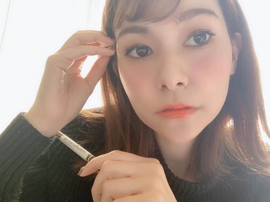 吉田奈央さんのインスタグラム写真 - (吉田奈央Instagram)「眉make💙🧡 ＊ メイクの中でも大の苦手な眉メイク。  とりあえず眉だけでめっちゃ時間とられる…😢 ＊ …けど、出会ってしまった🤭  最高なアイブロウに！❣️ 【サナ ニューボーン ラスティングＷブロウEX Ｎ】 ティントリキッドとパウダーで1本で2役使えるのです✨ ＊ リキッドは極細筆だからこそ1本1本毛をたしてくれるように自然に仕上がるの🥺 しかもティントだから毛がない部分も落ちにくくて助かるよ💕 今までアイブロウを使ってきて、  ティントってあまり無かったからすごく有難いわ(なんだって子供と1日中遊んだら眉なくなってる確率高い) ＊ そして仕上げにはパウダーを使って、ふんわり眉へ。  地肌と自眉が高密着するからか立体的な眉にみせてくれるのもおすすめです✨ ＊ このアイブロウを使ってからは眉メイクも時短になって、おまけに眉メイクに自信ももてた気がするの！  ますますメイクが楽しくなってる💄 ＊ #サナニューボーン#PR #常盤薬品工業#アイブロウ#リキッドアイブロウ#ティントアイブロウ#プチプラコスメ#ウォータープルーフ#多機能アイブロウ#メイクアップ#眉メイク#コスメ#コスメレポ#新商品#コスメレビュー #コスメ好き#時短コスメ#ママコスメ#コスメマニア#コスメ好きさんと繋がりたい#男の子ママ」2月23日 9時17分 - nao70818