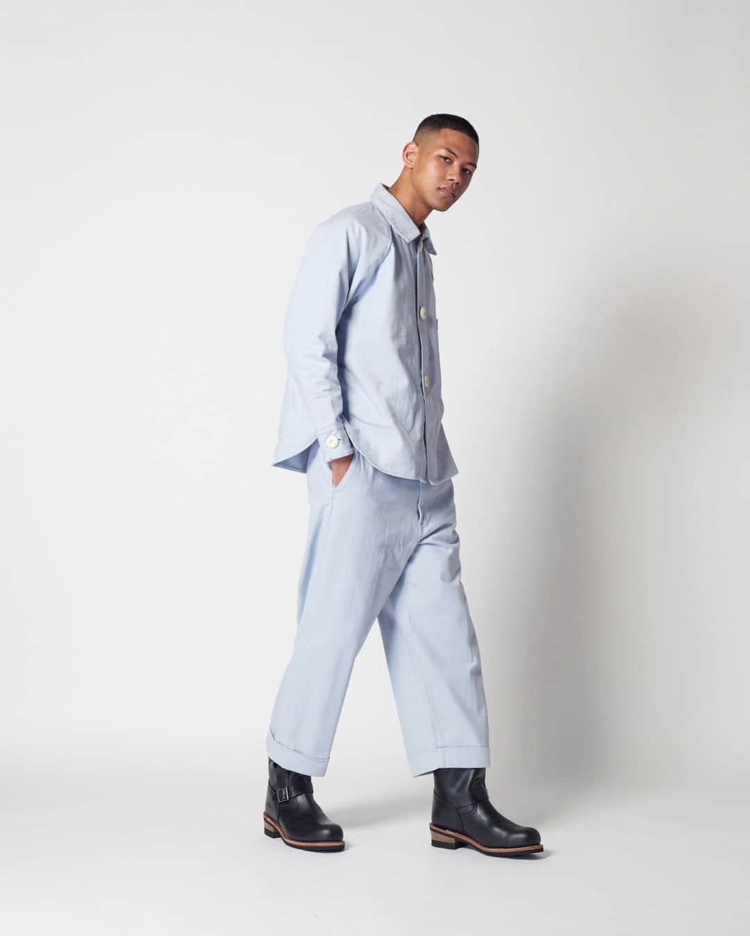 のインスタグラム：「BUDDY LEE ... ・TROUSERS ・WORK SHIRTS ... Leeが当時注力していた、広告活動の一環として1920年に誕生したBuddyLee。12センチのずんぐりとした愛らしい人形にミニチュアにLee製品を着せ販売していた。 今回のラインナップはBuddyLeeが着るミニチュア化したアイテムを等倍で拡大し、サイズだけでなく細部のディテールまで再現した。 TROUSERの等倍に拡大されたウエストベルトと裾のステッチ。バックポケットはミニチュアを再現しダミーとなっている。ヘリンボーンのピッチ、タグ、縫製、ステッチピッチまで拡大し、ミニチュアの雰囲気を演出している。 SHIRTSの特徴は前立ての大きなボタン、通常のシャツには使用されない直径30mmのボタン。織糸やチェックの柄、タグに至る部分を拡大しミニチュアの雰囲気を演出している。 ... #lee #leejeans #leejeansjp #buddylee #trousers #workshirts」