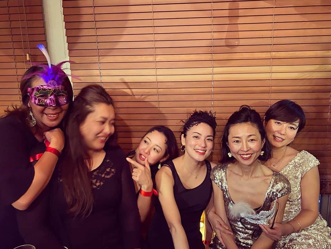 桃生亜希子さんのインスタグラム写真 - (桃生亜希子Instagram)「あけみちゃん　@akemi1535 のお誕生日partyは、仮面舞踏会。 　かわいい娘達がバレエやフラを披露したり、ワイワイガヤガヤ。 　楽しいPARTYになりました🌞 　素敵な会を、企画してくれたゆきえちゃん　@yukiemori27 娘のいちご🍓、ありがとう🙏 　BAAN RAYのタイ料理も美味しかった！ 　あけみちゃん、愛されてるね❤️ Happy Birthday 🎂 　これからも、元気で輝いて😘 ✨　LOVE❤️」2月23日 9時28分 - pinokosugar