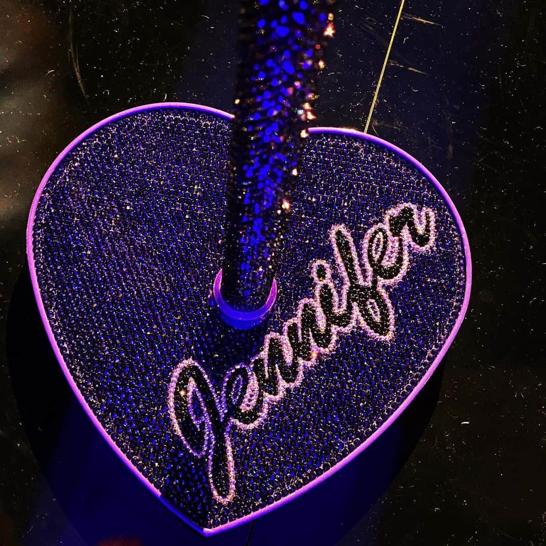 ジェニファー・ハドソンのインスタグラム：「Woo team jhud yal  see my new purple Jennifer mic stand !!!! I love it !!!! I will try it out tonight !!」