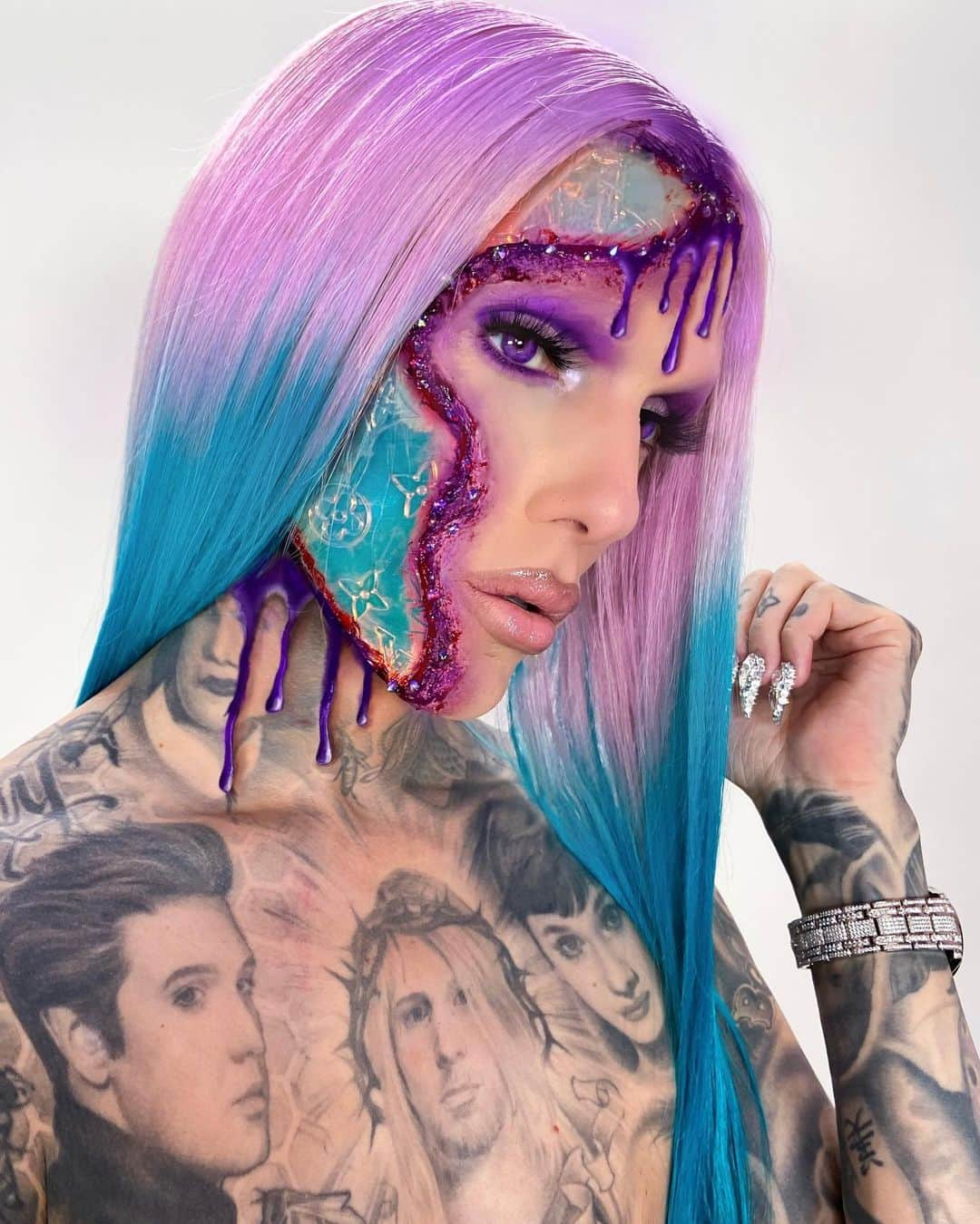 Jeffree Star Cosmeticsさんのインスタグラム写真 - (Jeffree Star CosmeticsInstagram)「LOUIS VUITTON BLOOD LUST 💜 Makeup artist @colecarrigan transformed our CEO and used the new #BloodLust Collection as well as cutting up a @louisvuitton #prism bag! 🔥 #jeffreestarcosmetics #bloodlustpalette」2月23日 9時49分 - jeffreestarcosmetics