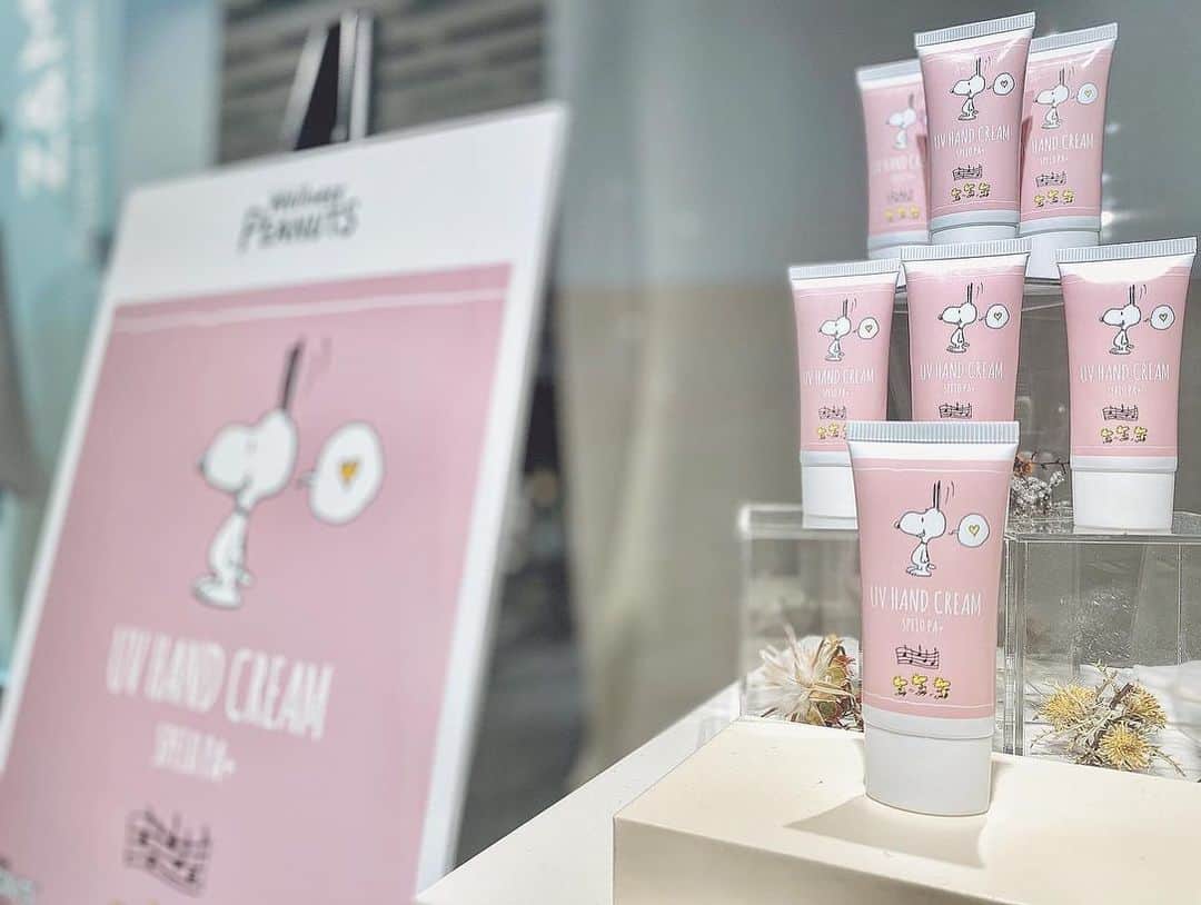 のインスタグラム：「少し前だけど﻿ @cosmekitchen の展示会🌿﻿ ﻿ 気になった新商品載せたよ❤︎﻿ パッケージがかわいいUVハンドクリーム﻿ Sunfoodスーパーグリーンズのサプリは買おうかなあ☝🏻﻿ ﻿ #cosmekitchen」