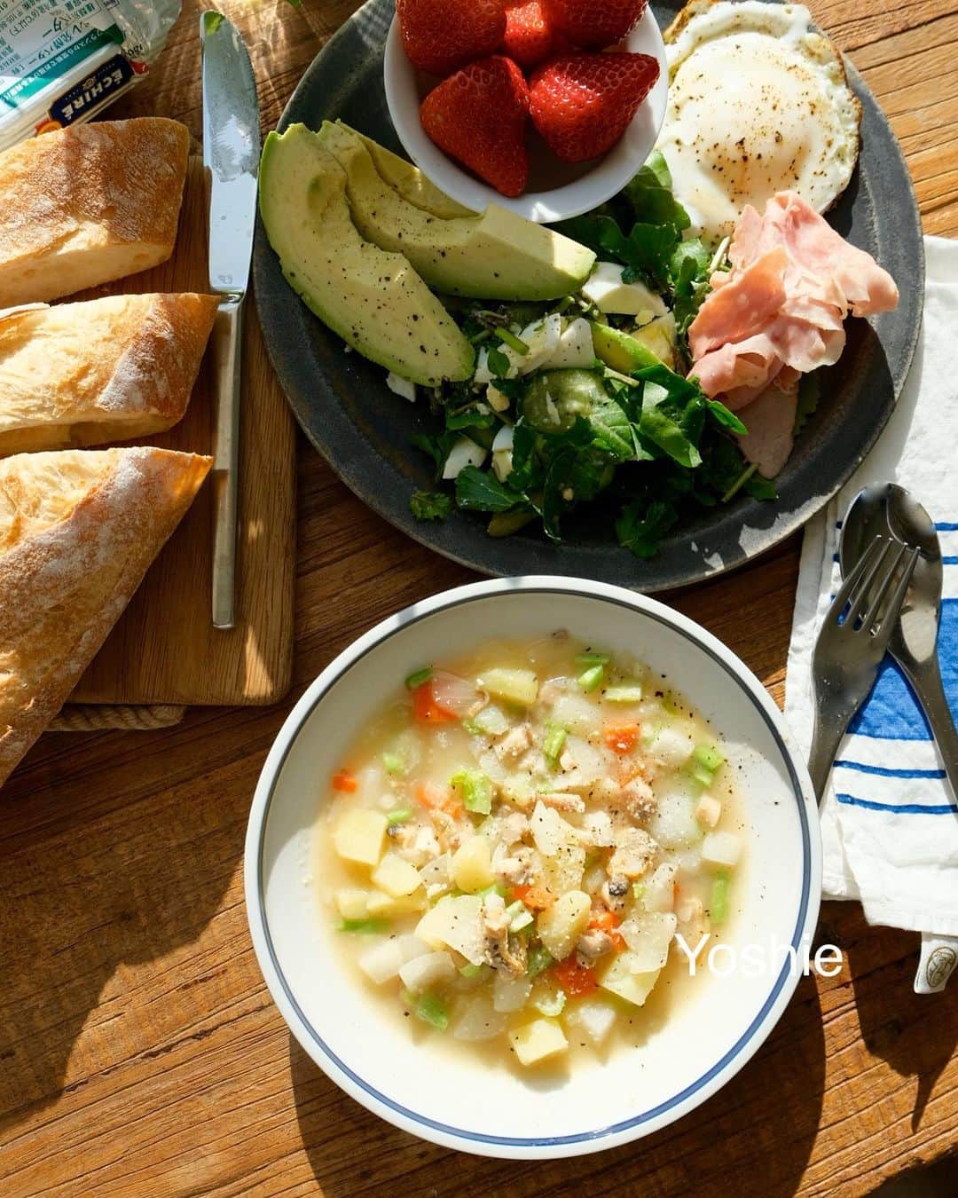 草間淑江さんのインスタグラム写真 - (草間淑江Instagram)「おはようございます！  ２月２３日の朝です。  今朝は、クラムチャウダー、サラダ、ハムエッグ、バケット、いちごです。  冷凍していたアサリと冷蔵庫の野菜たちでスープ。  バターに白ワインで蒸したあさり。  野菜で取ったスープに、牛乳少々とバター小麦粉塩胡椒で味つけました。  優しい味。  今朝も感謝して。  ご馳走様でした🙏  今日も快晴の東京。  日曜日、みなさま素敵な１日をお過ごし下さい😊 ・ ・ #朝食#日曜の朝#パンとスープ#クラムチャウダー#冷凍あさり#冷蔵庫の野菜たち#ハムエッグ#サラダ#バケット#休日の幸せ時間😋🍽✨ #皆さま素敵な1日を❤️」2月23日 9時46分 - yoshie_kusama