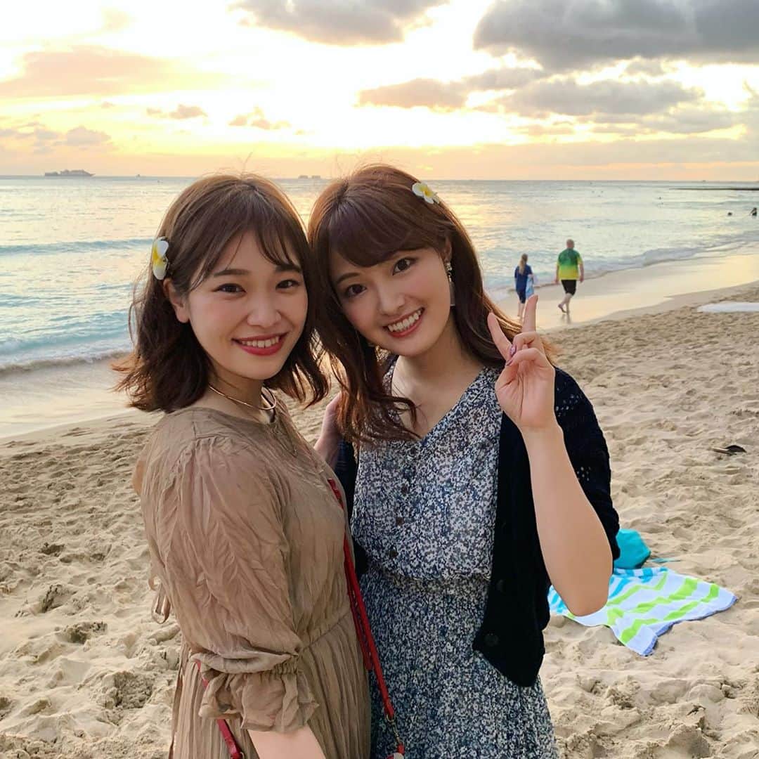 遠野愛のインスタグラム：「愛しのほりた😙 こんなに一緒にいるのに直前に卒業旅行の日程と場所が同じことが判明！！ ホテルも徒歩1分❤︎ 運命😃 サンダルも髪飾りもお揃い💎  #卒業旅行　#旅行　#ハワイ #trip #graduationtrip #hawaii」