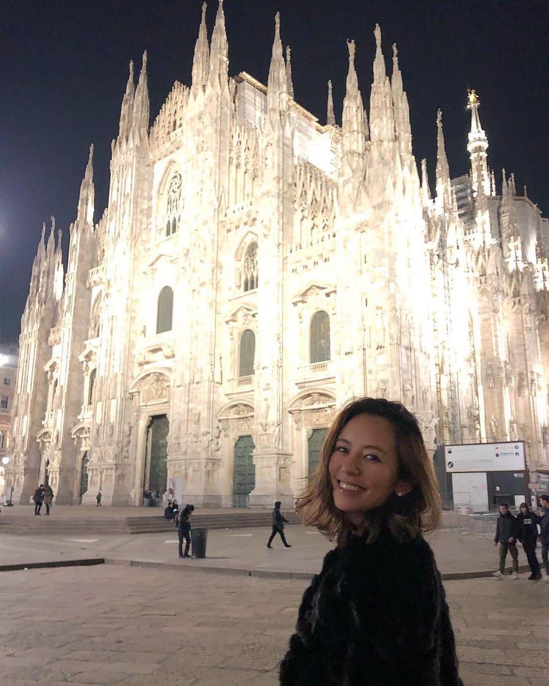 鮎河ナオミさんのインスタグラム写真 - (鮎河ナオミInstagram)「10年ぶりのミラノ🇮🇹 アーケードを通り抜けると、目の前に現れるこのドゥオモにはいつも感動❣️❣️❣️ ４００年以上かかって完成したそうで、２２４５体に及ぶ彫像があるそうです😮 彫像のすべてのたたずまいから、表情まで異なっていて、見惚れる美しさ✨ この日は満月で、より神秘的でした🌕 . . . . . #10年ぶり#ミラノ #ドゥオーモ #イタリア #大聖堂 #満月 #帰国してますが #少しづつアップします #milan #italy #duomo #duomomilano #fullmoon #latergram」2月23日 9時55分 - naomiayukawa