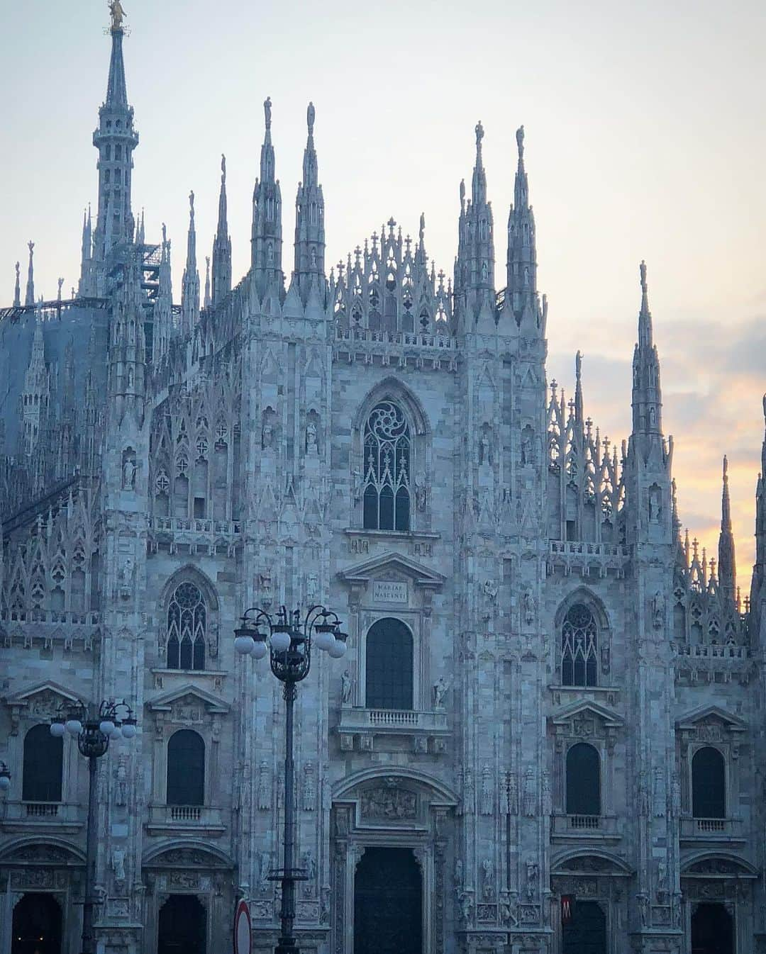 鮎河ナオミさんのインスタグラム写真 - (鮎河ナオミInstagram)「10年ぶりのミラノ🇮🇹 アーケードを通り抜けると、目の前に現れるこのドゥオモにはいつも感動❣️❣️❣️ ４００年以上かかって完成したそうで、２２４５体に及ぶ彫像があるそうです😮 彫像のすべてのたたずまいから、表情まで異なっていて、見惚れる美しさ✨ この日は満月で、より神秘的でした🌕 . . . . . #10年ぶり#ミラノ #ドゥオーモ #イタリア #大聖堂 #満月 #帰国してますが #少しづつアップします #milan #italy #duomo #duomomilano #fullmoon #latergram」2月23日 9時55分 - naomiayukawa