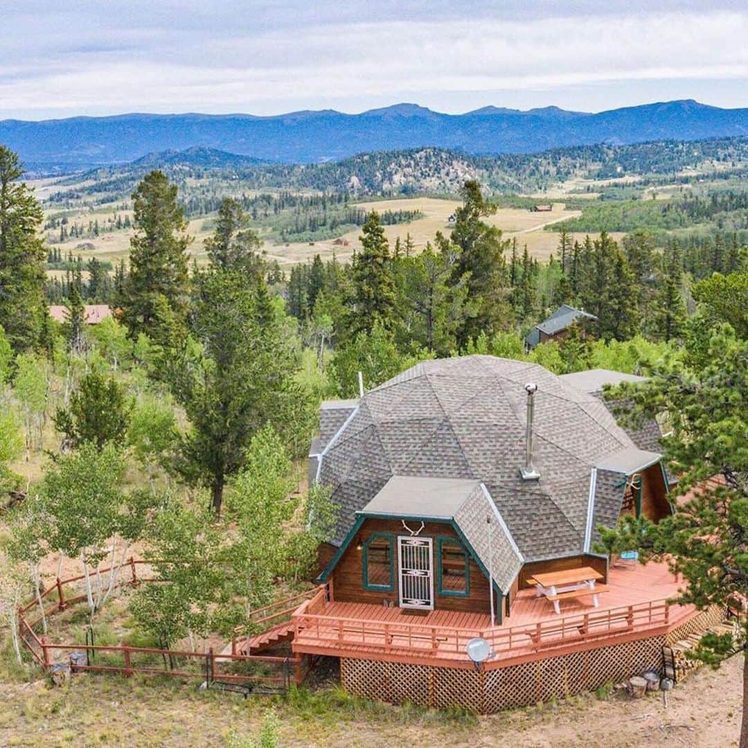 Airbnbさんのインスタグラム写真 - (AirbnbInstagram)「Superhost Shannon’s retreat in the Rockies elevates the geodesic dome to an art form—and to 9,817 feet above sea level. Hike, bike, and fish nearby, or take a day trip to Breckenridge Ski Resort. With a backyard yurt and fenced-in dog run, it’s also a paradise for kids and canines. If you bring yours (either variety), just be prepared to promise a return visit.  Photo: @thevistadome」2月23日 1時00分 - airbnb