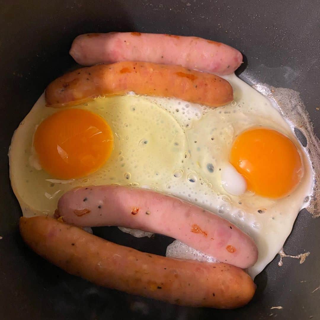 大谷雅恵さんのインスタグラム写真 - (大谷雅恵Instagram)「夜ですが朝ご飯。  #妖怪 #朝食 #breakfast #egg #ウィンナー」2月23日 1時01分 - masababy225