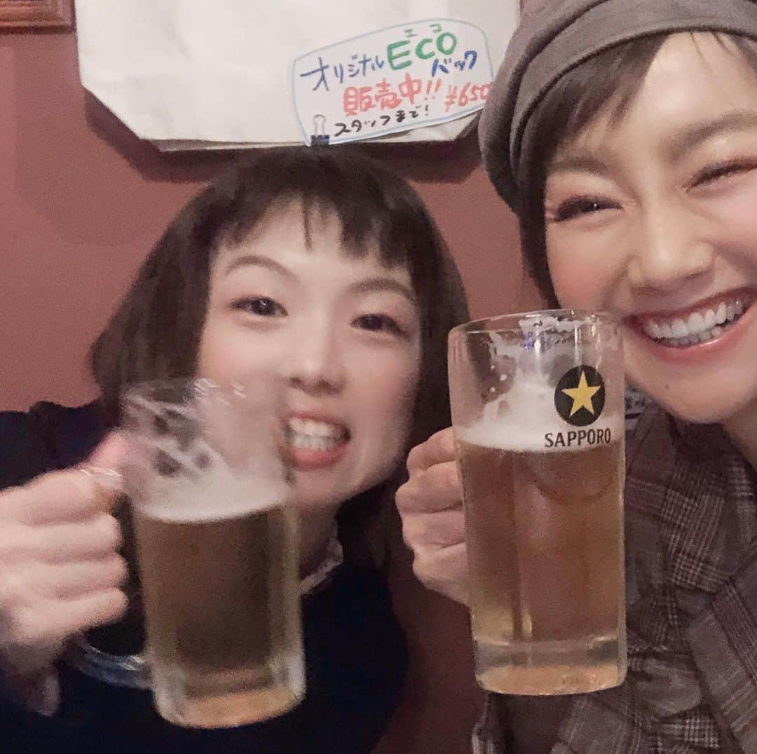 福島和可菜さんのインスタグラム写真 - (福島和可菜Instagram)「ジョグステーション生放送から、 久々、めぐと乾杯🍺  めぐは、高校からの親友で、かれこれ付き合いは20年以上✌️1年振りに会いましたー✨  何年経っても、こうして会えるって、本当に素晴らしい事だと思う🥰  お互いもちろん成長はしてるけど、ベースは変わらないみたいな…✋ 色々話してたらあっと言う間に時間が過ぎた‼️ そりゃこの時間にもなるわいな😳  楽しい時間こそパワーです☀️☀️☀️ 明日開催予定だった、Fヨコマラソンは中止にはなりましたが、私は明日からって、もう今日か（笑）また別のロケに出る事になりました✈️ しっかり準備してあと何時間か後に… 行って来ます🥳  #なかなか家にいない生活 #やっぱり #家賃半額に #…はならないよね #笑 #地元 #北海道 #函館 #高校 #同級生 #親友 #久々 #再会 #乾杯 #めぐ #変わらず若い #可愛い #明日から #ロケ #撮影 #行って来ます #Beer #燻製 #食べた #🍺 #🍻 #❤ #😊 #🥳 #😋」2月23日 1時10分 - fukushimawakana