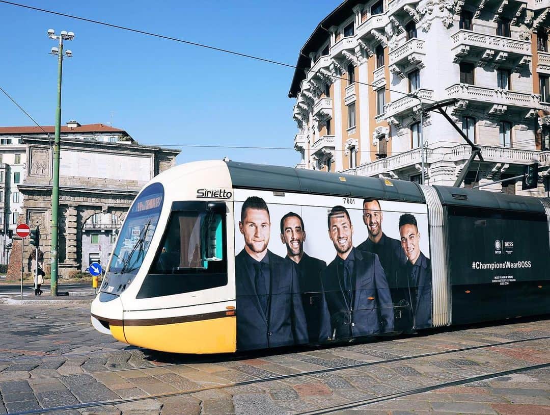 インテルナツィオナーレ・ミラノさんのインスタグラム写真 - (インテルナツィオナーレ・ミラノInstagram)「IT’S FASHION WEEK IN MILAN! 👔🚃👌🏼 And one of the number 9 trams has been circling our city showing our Nerazzurri players sporting @BOSS... have you noticed it too? #Inter #ForzaInter #NotForEveryone #BOSS #BOSSsports #Milano #Italy #Street #MFW #MilanoFashionWeek」2月23日 1時22分 - inter