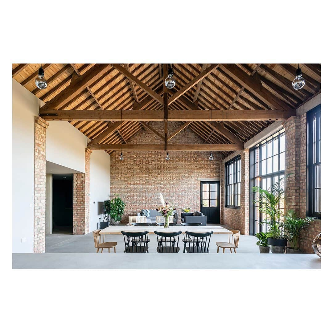 The Modern Houseさんのインスタグラム写真 - (The Modern HouseInstagram)「#forsale Cream of the Crop: introducing Dairy Row, a contemporary barn conversion with soaring ceilings and exposed beams. Follow the link in our bio for the sales particulars.」2月23日 1時30分 - themodernhouse