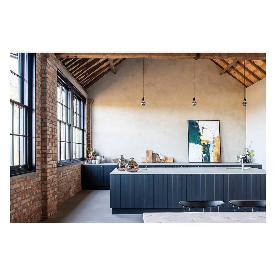 The Modern Houseさんのインスタグラム写真 - (The Modern HouseInstagram)「#forsale Cream of the Crop: introducing Dairy Row, a contemporary barn conversion with soaring ceilings and exposed beams. Follow the link in our bio for the sales particulars.」2月23日 1時30分 - themodernhouse