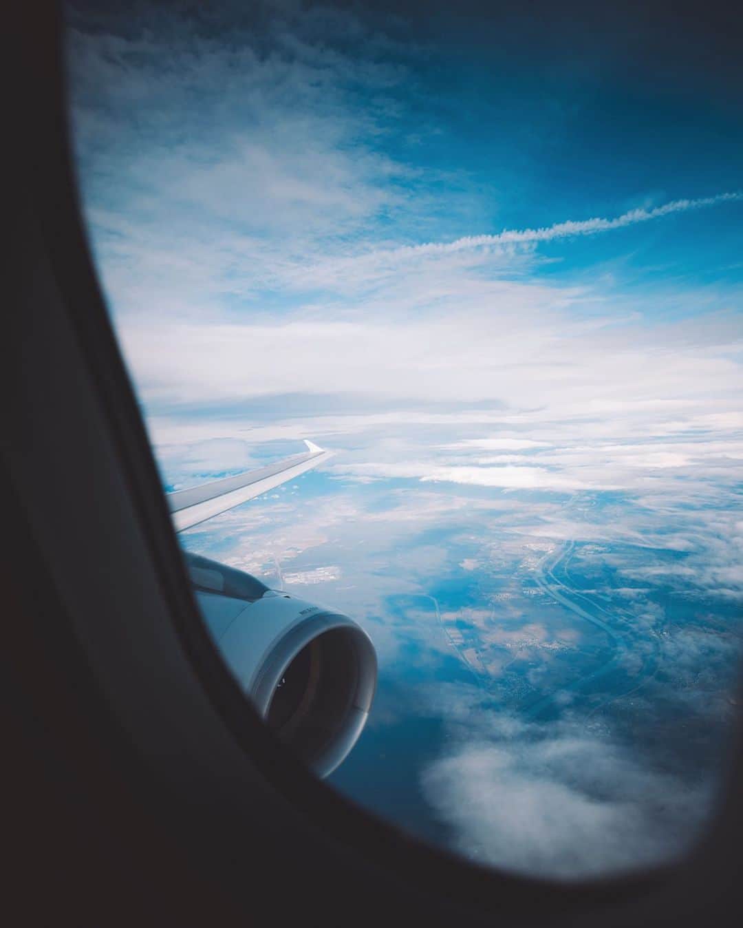 リリー＝ローズ・メロディのインスタグラム：「Up in the air✈️ // Excited to finally start sharing my swiss journey with you guys ❄️! Thank you @flyswiss for flying me to Winter wonderland 💙 It was soooo good to be back in Switzerland🇨🇭 #flyswiss @myswitzerland #inlovewithswitzerland」