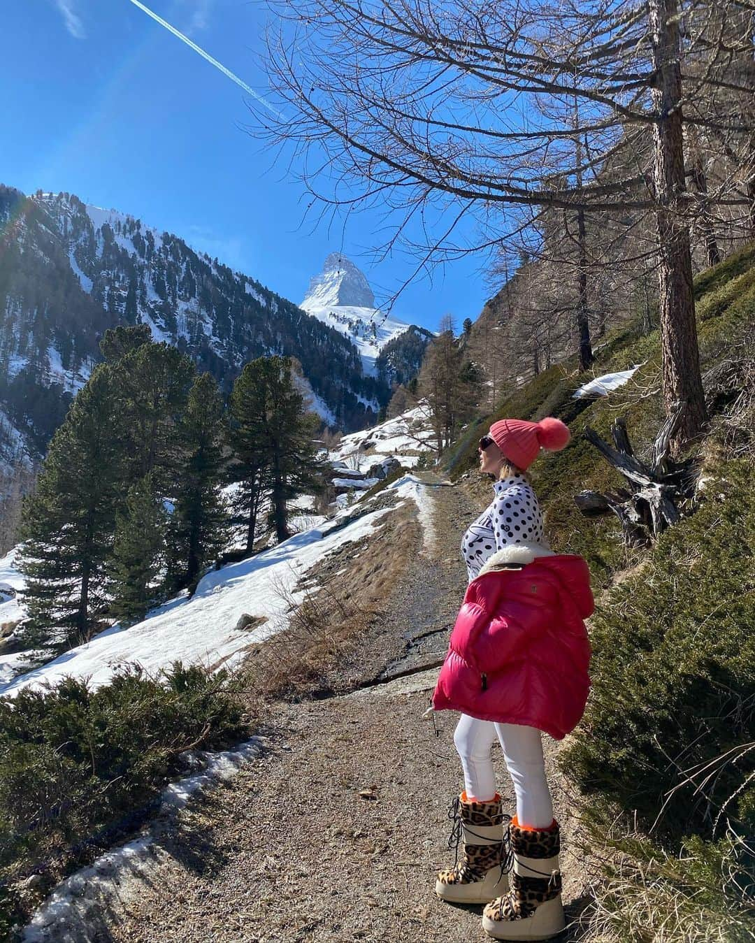 ジョエル・マーディニアンさんのインスタグラム写真 - (ジョエル・マーディニアンInstagram)「When I walk in Nature I feel how beautiful life is, how small we are, how helpless we are, how lucky we are, how irresponsible we are. I think of how much more we can do to help the planet and to educate ourselves and our children, what explanation do we have for the the new generation? I question myself, How can we leave them a cleaner, safer and a healthier planet? #globalwarming #savetheplanet #joellemardinian #zermatt」2月23日 2時20分 - joellemardinian