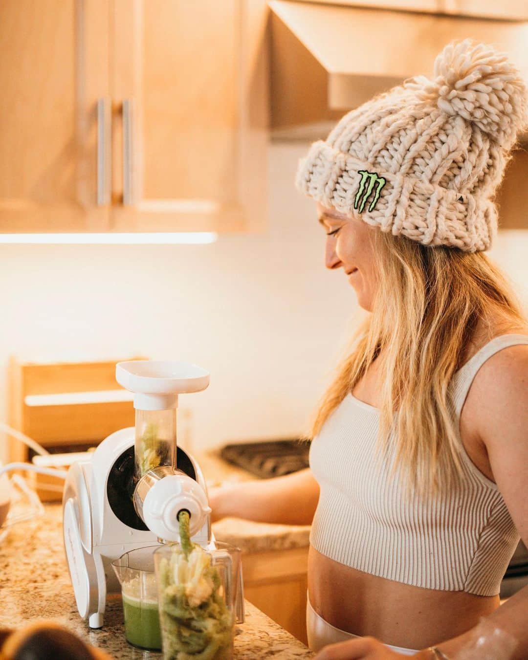 のインスタグラム：「Health is the most valuable thing in my life. If im not taking care of myself, how can I be there to help others? 💙💙💙 spread the love and if your feeling healthy, help someone who may need some extra love... People often ask me about my health routine while traveling and being insanely busy, and to be honest, I don’t really have a routine... I live through inspiration and I do my best and bless the rest ! Haha but for real, I try to keep it simple and do what I feel when I feel it ... Make some green juice when I can, do a little yoga when I can, use my essential oils, try to get good sleep, work hard when Im busy, chill hard when I can, embrace the ebb and flow of the seasons and of life! And help others rise up along the way.. 💙 #balance #love #healthiswealth」