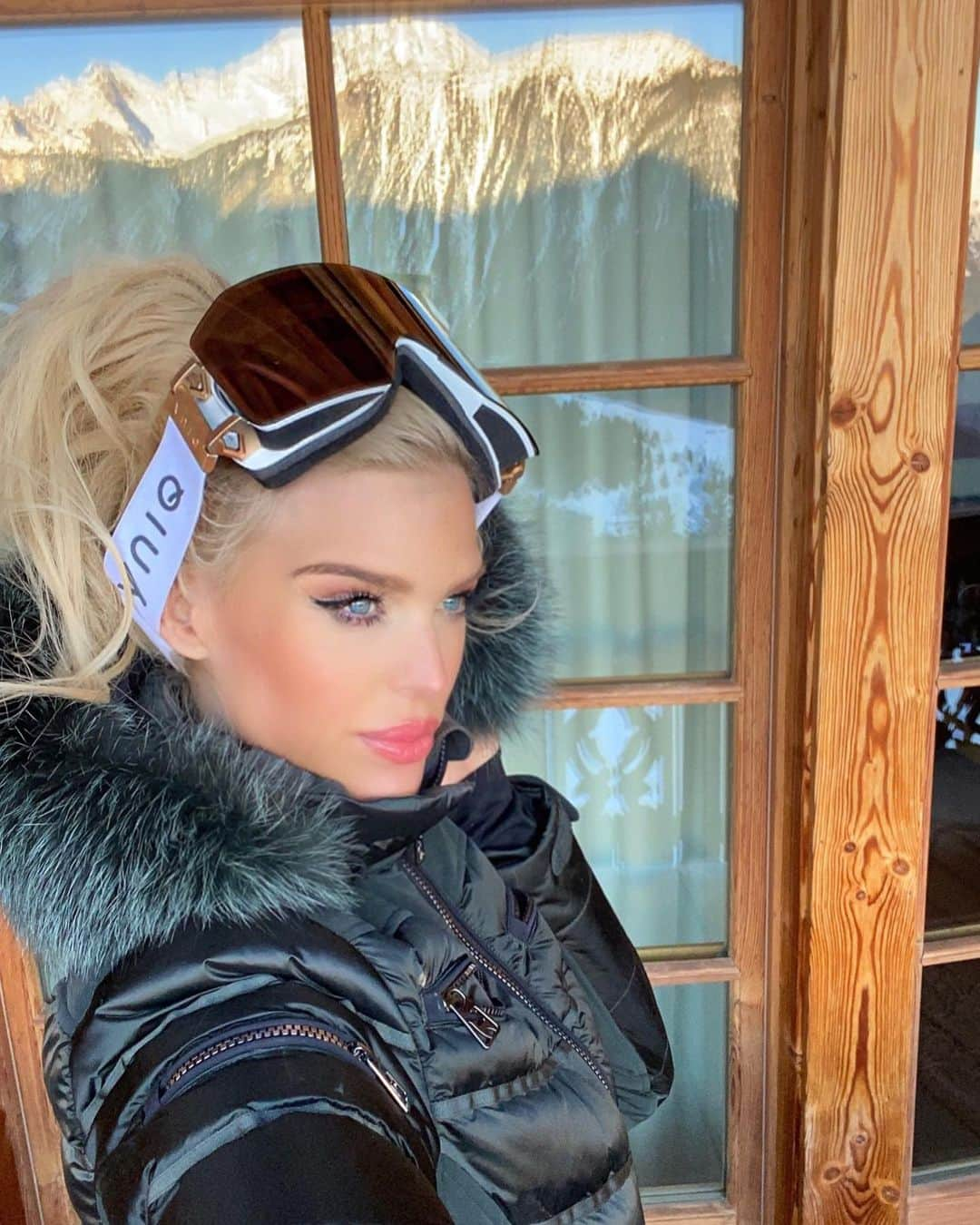 ヴィクトリア・シルヴステッドさんのインスタグラム写真 - (ヴィクトリア・シルヴステッドInstagram)「High Altitude  @yniqeyewear ⛷ #courchevel」2月23日 2時30分 - victoriasilvstedt