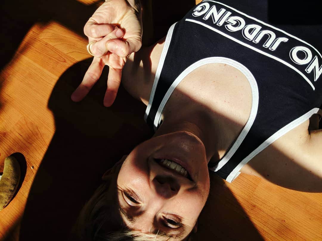 ハナー・ハートのインスタグラム：「This phrase has gotten me through a lot. I texted Ella this picture after a particularly rough workout session... Earlier that day, I felt weak and lazy and gave myself a hard time bc I was afraid I was going to chicken out and cancel, but then I put on this tank top and made it on time. Long story short it was really worth it. Just needed the extra nudge. 💛 We are selling the last of these #NoJudging tanks right now for $5. Get yourself a treat. It helps motivate me so maybe it'll help motivate you too. 🌄 link in bio ↖️」