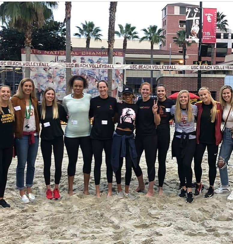 エイプリル・ロスさんのインスタグラム写真 - (エイプリル・ロスInstagram)「The @USCbeach Season Kickoff & Alumni Match was a blast! 🎂🎉 It was great catching up with the leaders of our vb programs and some other friendly faces 🤗 I have so much faith 🙌🏼 And the best of luck to all the athletes fighting on every day to continue the legacy of excellence! 👊🏼 #USC #TROJANS #FIGHTON ✌🏼」2月23日 2時40分 - aprilrossbeach